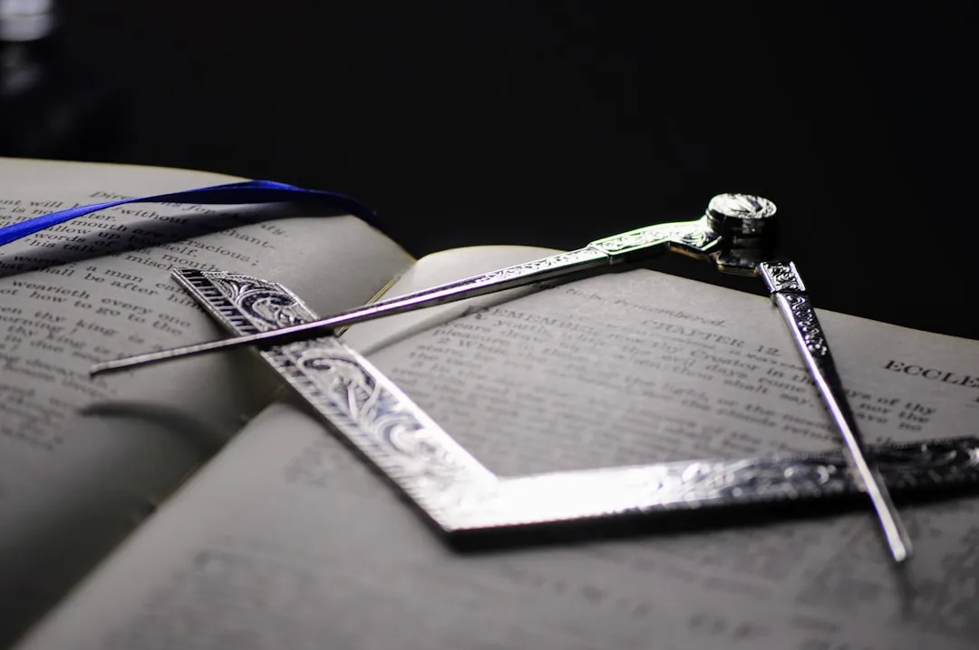 Scissors symbolize the cutting of ties in the history of freemasonry