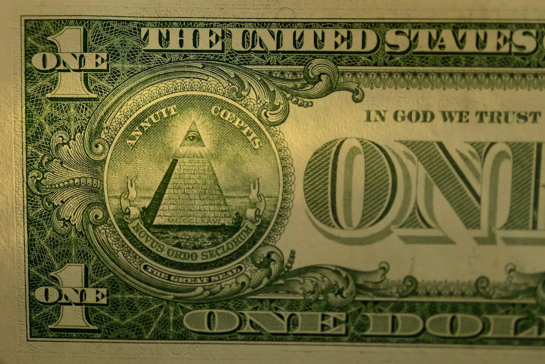 Primo piano dettagliato che rivela il simbolo dell'occhio sul dollaro americano
