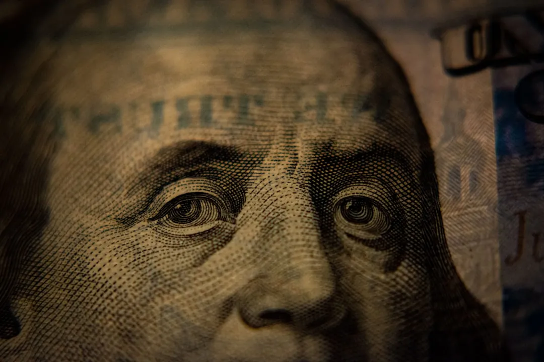 Primo piano della banconota da un dollaro con i presunti dettagli dei simboli massonici