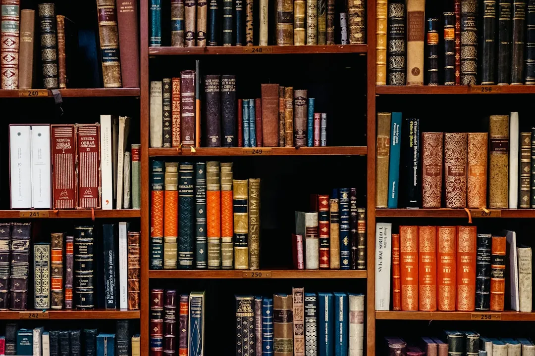 Collezione di letteratura storica sulla massoneria e illuminismo su scaffali di biblioteca