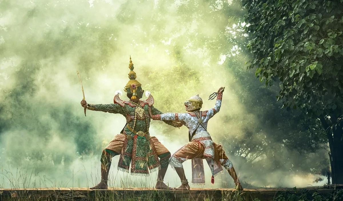 Ballerino tradizionale mascherato in costume verde che rappresenta la progressione teatrale gerarchica