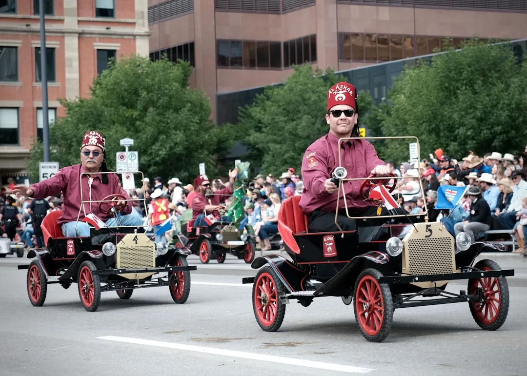 Processione della sfilata degli Shriners con automobili classiche e partecipanti cerimoniali